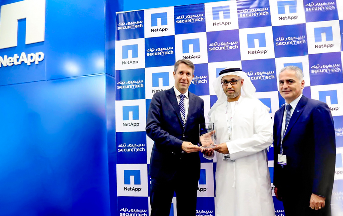 39.Dr. Abdulla Al Nuaimi Receiving Ward for Best E-Series Partner for UAE 2015 from NetApp