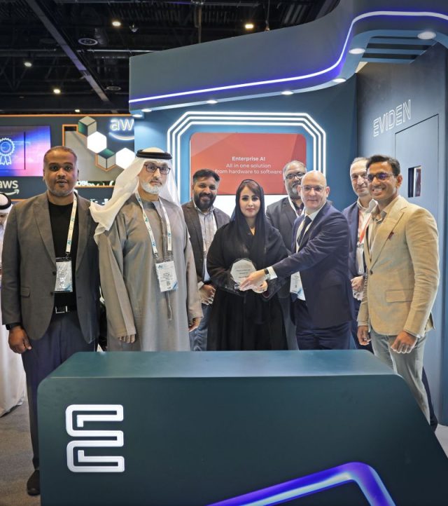 Eviden honors Dr. Abdulla Al-Nuaimi with the 2024 Distribution Channel Excellence Award during the AI ​​World Expo